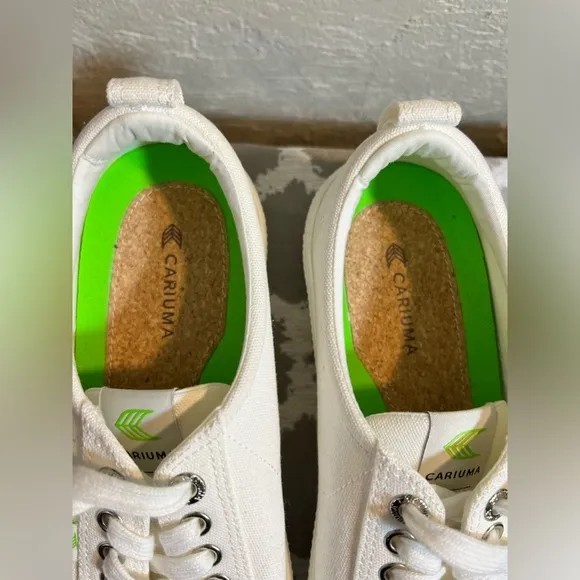 Cariuma sneakersMens 8- excellent condition, worn once