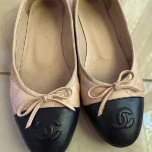 CHANEL Cream and Black Flats Timeless Elegance