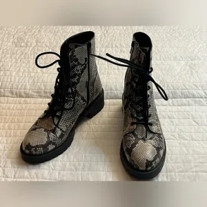 Chelsea &amp; Violet War Womens Black Tan Snakeskin Leather LaceUp Combat Bo…