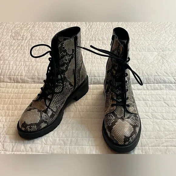 Chelsea &amp; Violet War Womens Black Tan Snakeskin Leather LaceUp Combat Bo…