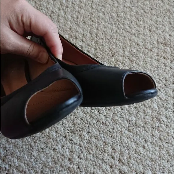 Clarks Artisan open toe wedges in black size 7.5