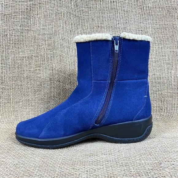 Clarks Booties Boots Suede Ankle Side Zip Navy Blue Women’s Size 8 M