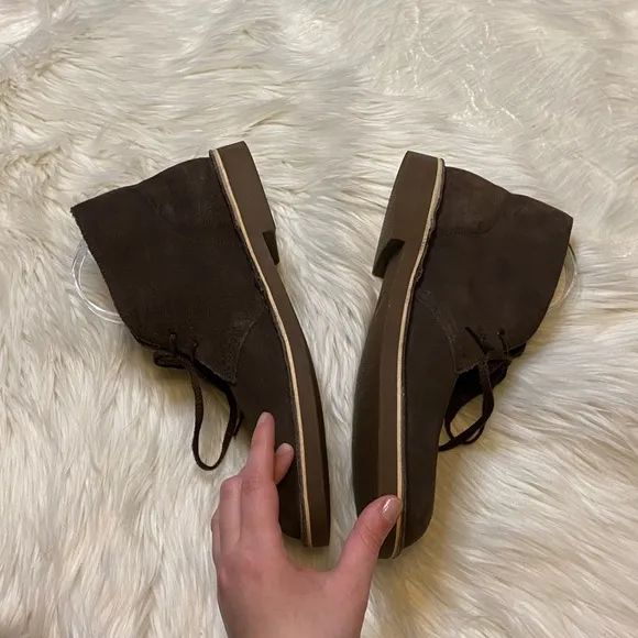 Clark’s men’s brown suede lace up chukka boots size 10.5