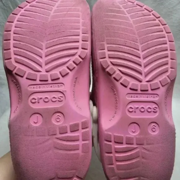 Crocs Hello Kitty and Friends Classic Clog   With Jibbitz- J6- Well Used.