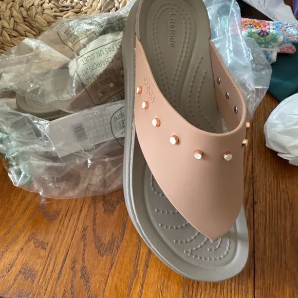 Crocs women’s studded Brooklyn flip flop wedges size 6
