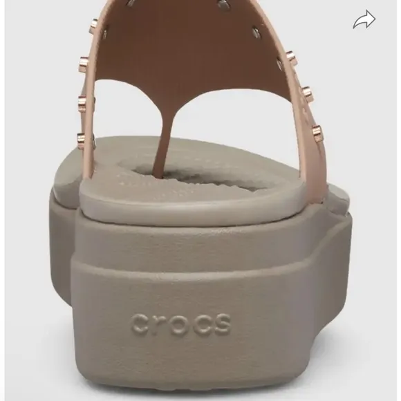 Crocs women’s studded Brooklyn flip flop wedges size 6