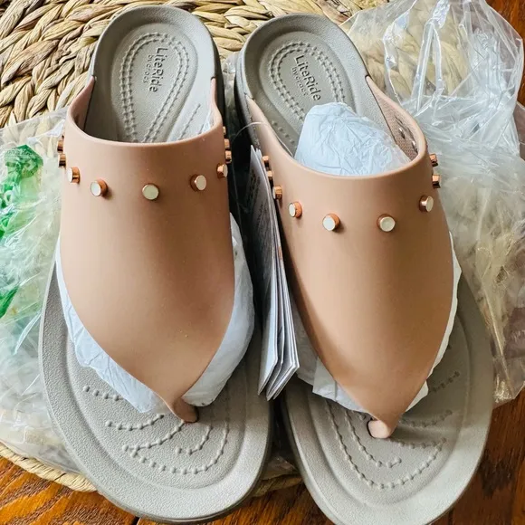 Crocs women’s studded Brooklyn flip flop wedges size 6