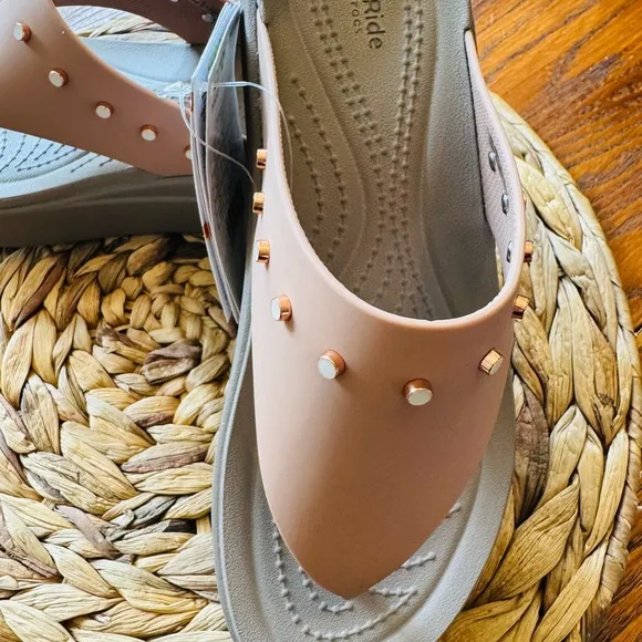 Crocs women’s studded Brooklyn flip flop wedges size 6