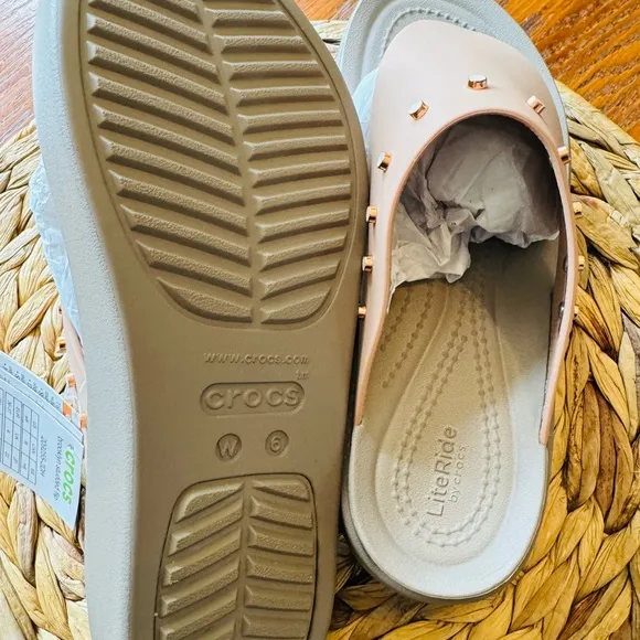 Crocs women’s studded Brooklyn flip flop wedges size 6