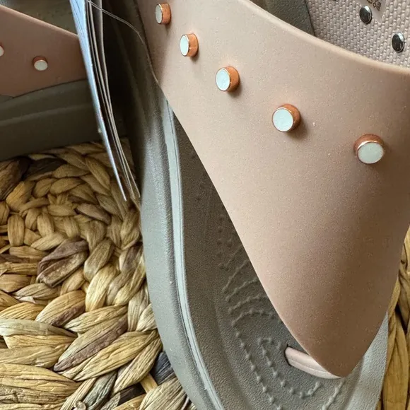 Crocs women’s studded Brooklyn flip flop wedges size 6