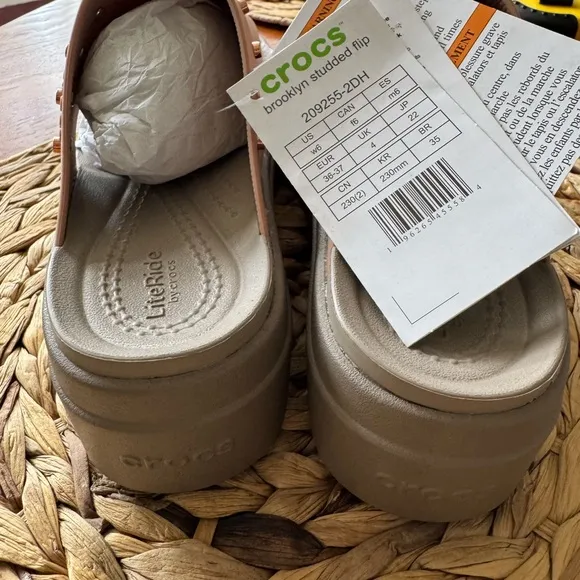 Crocs women’s studded Brooklyn flip flop wedges size 6
