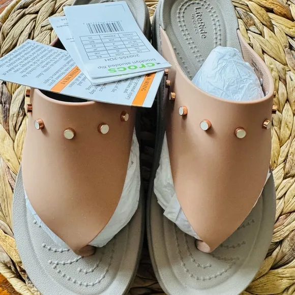 Crocs women’s studded Brooklyn flip flop wedges size 6