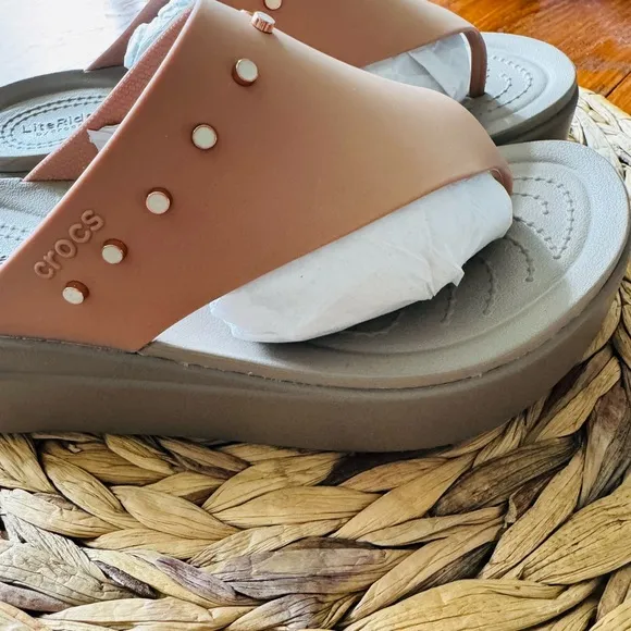 Crocs women’s studded Brooklyn flip flop wedges size 6