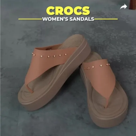 Crocs women’s studded Brooklyn flip flop wedges size 6