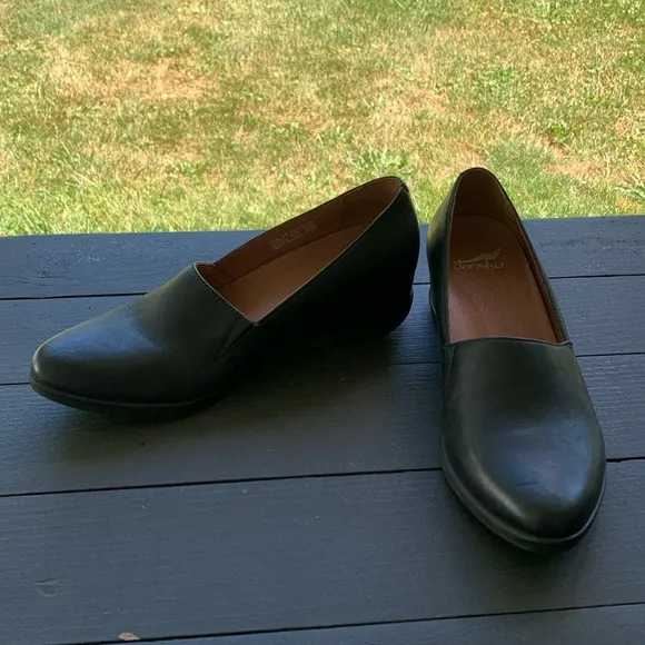 Dansko Black Leather Pointed Toe Wedges Size 39