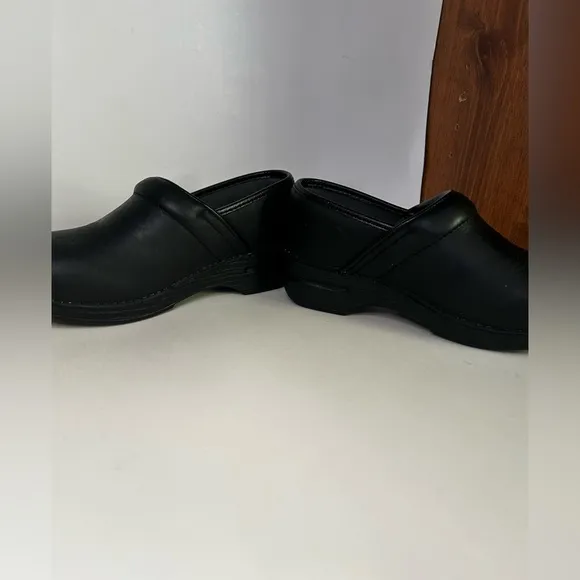 Dansko Professional 37 Oiled Black Leather Clogs Size 6.5/7