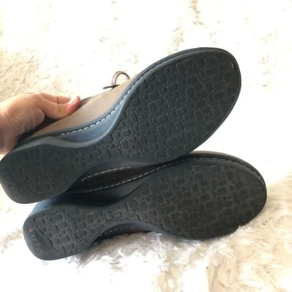 Dansko Womens LorettaOxford Leather metallic shoes