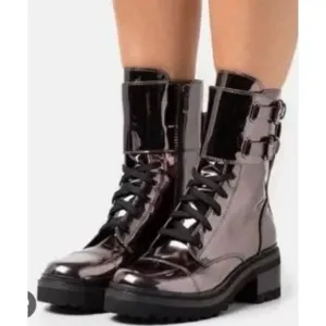 DKNY Metallic Gunmetal Double Buckle Chunky Lug Sole Bart Combat Boots 9.5