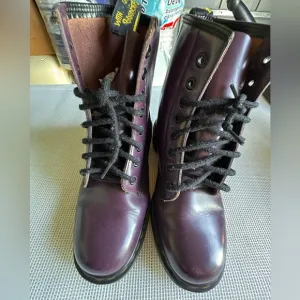 D.MARTENS MILLED WOMENS Glossy Royal Purple Purple Lace-Up Boots SIZE 8