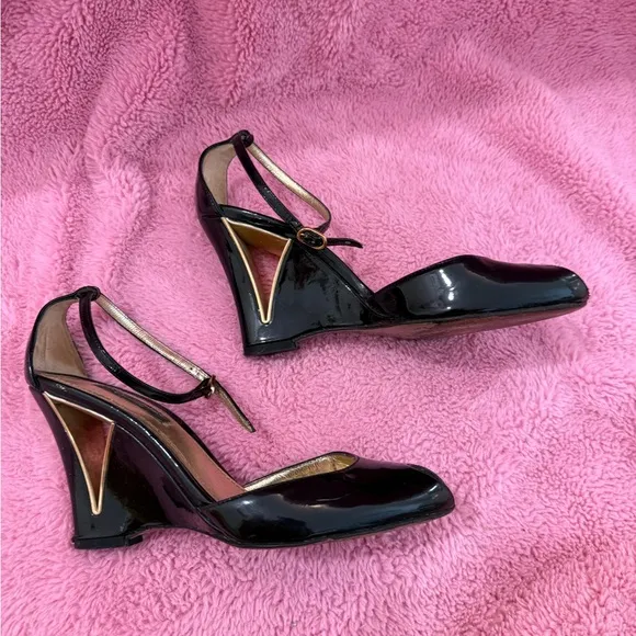 DOLCE &amp; GABBANA PEEP TOE PATENT LEATHER GOLD WEDGES SIZE 35.5
