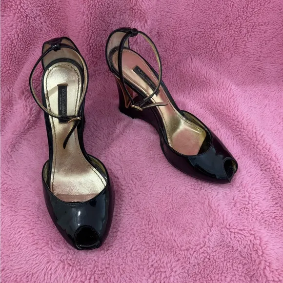 DOLCE &amp; GABBANA PEEP TOE PATENT LEATHER GOLD WEDGES SIZE 35.5