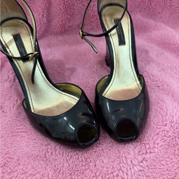 DOLCE &amp; GABBANA PEEP TOE PATENT LEATHER GOLD WEDGES SIZE 35.5
