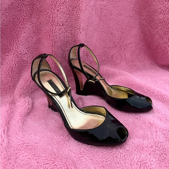 DOLCE &amp; GABBANA PEEP TOE PATENT LEATHER GOLD WEDGES SIZE 35.5