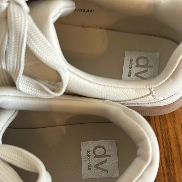 Dolce Vita Voyager Women’s Classic Cream Sneakers shoes size 9 NEW