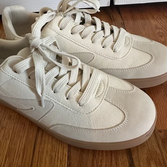 Dolce Vita Voyager Women’s Classic Cream Sneakers shoes size 9 NEW