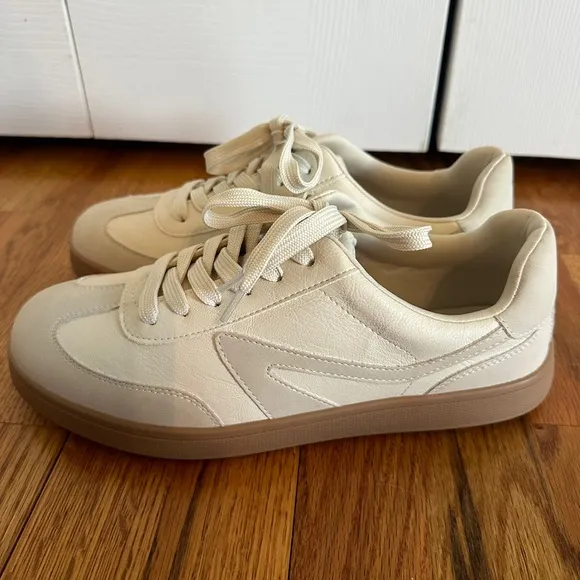Dolce Vita Voyager Women’s Classic Cream Sneakers shoes size 9 NEW