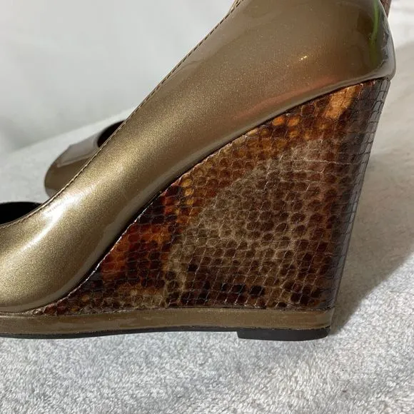 Donald J Pliner Habiki Peep Toe Wedges Snake Print Gold Women’s 9.5 Bron…