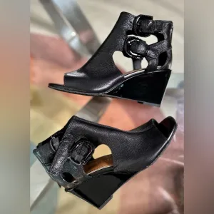 Donald J. Pliner Women’s Priscilla Dual-Buckle Wedge Sandals. Size 5M. New!