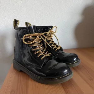 Dr Marten 1460 PATENT LEATHER LACE UP BOOTS