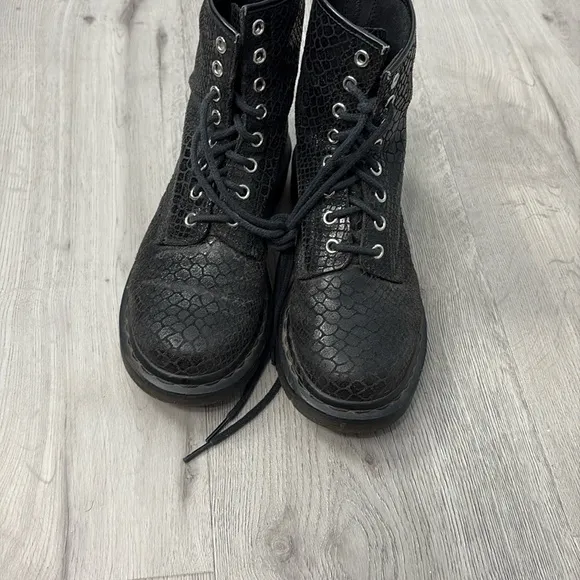 Dr. Martens 1460 - Black/Highshine Snake Short Combat Boot
