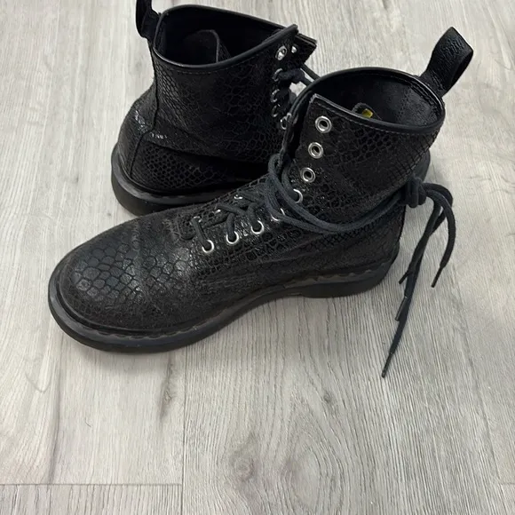 Dr. Martens 1460 - Black/Highshine Snake Short Combat Boot