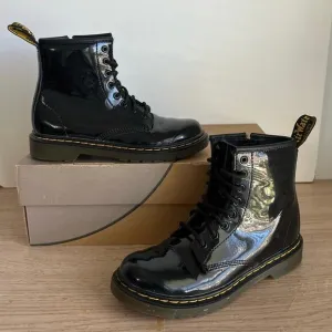 Dr. Martens 1460 Patent Black Leather Lace Up Combat Boots - SZ 2 Y