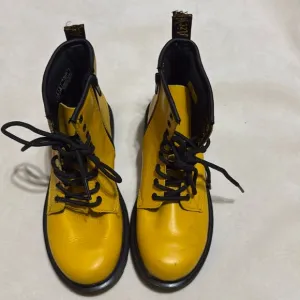 D.r MARTENS 1460 SMOOTH LEATHER LACE UP BOOTS