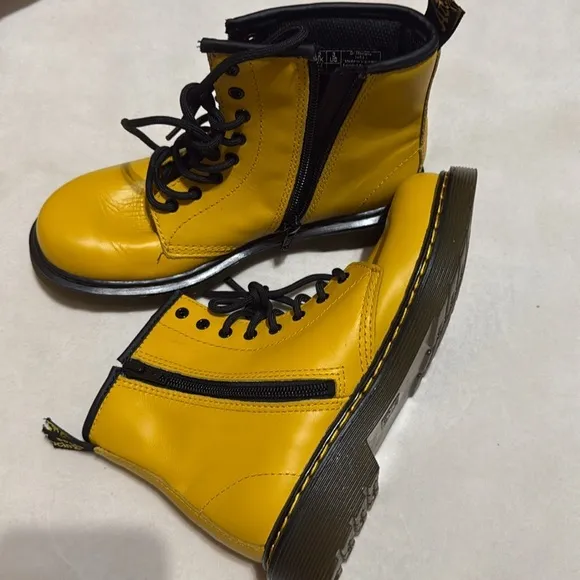 D.r MARTENS 1460 SMOOTH LEATHER LACE UP BOOTS