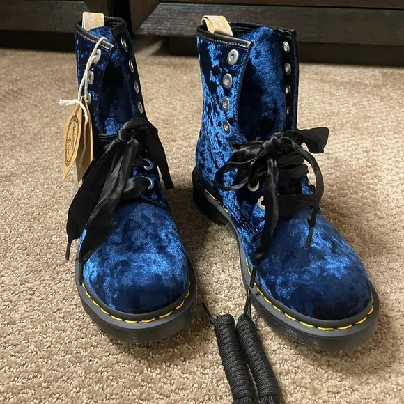 Dr. Martens 1460 Vegan Velvet 7 Women’s