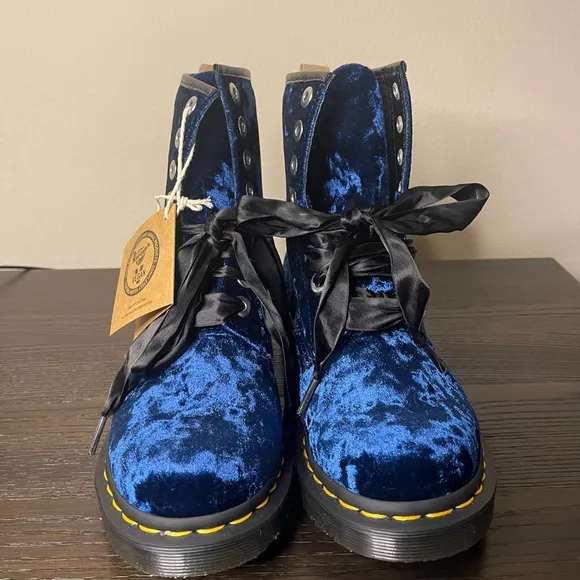 Dr. Martens 1460 Vegan Velvet 7 Women’s