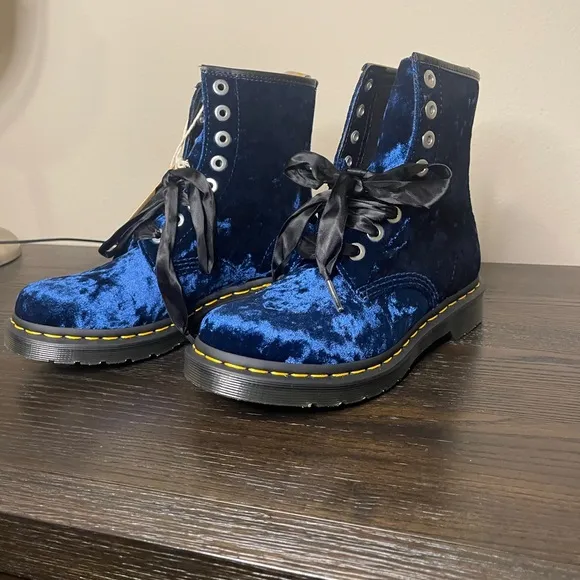 Dr. Martens 1460 Vegan Velvet 7 Women’s