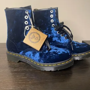Dr. Martens 1460 Vegan Velvet 7 Women’s