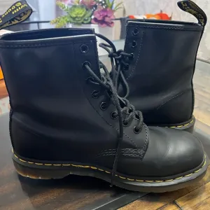 Dr. Martens Black Leather Lace Up Combat  Boots Women’s size 9