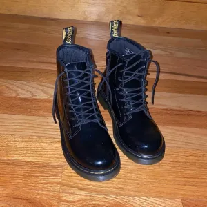 Dr. Martens Black Patent Leather Boots. Kids Size 3. Lace Up Youth Boots.