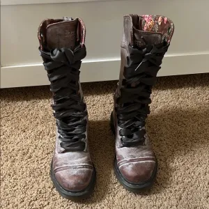 Dr. Martens Brown Combat Boots Rugged Lace-Up Design