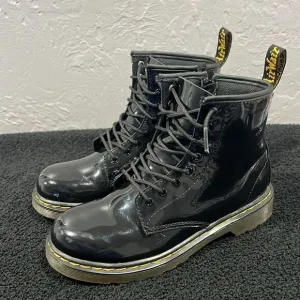 🔥 DR MARTENS Doc Martens Black Patent Leather Combat Boots Women Sz 5 - PERFECT