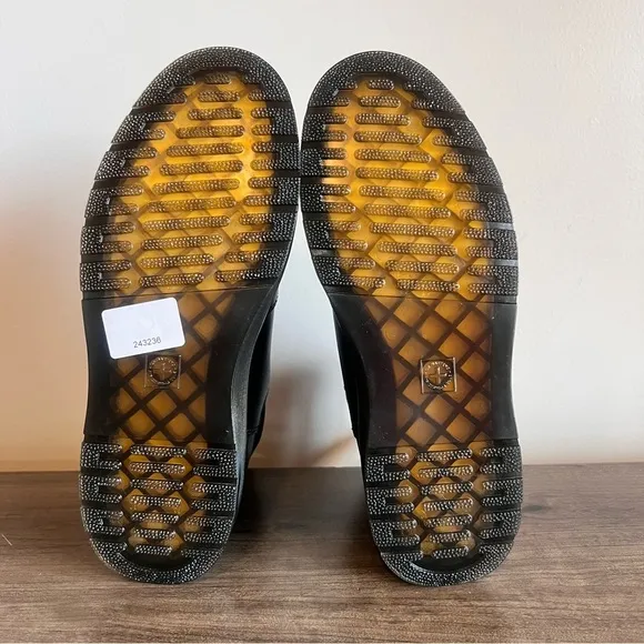 DR. MARTENS Dorrian Pull On Unisex Boot Size 8 or 9 SKU#243236