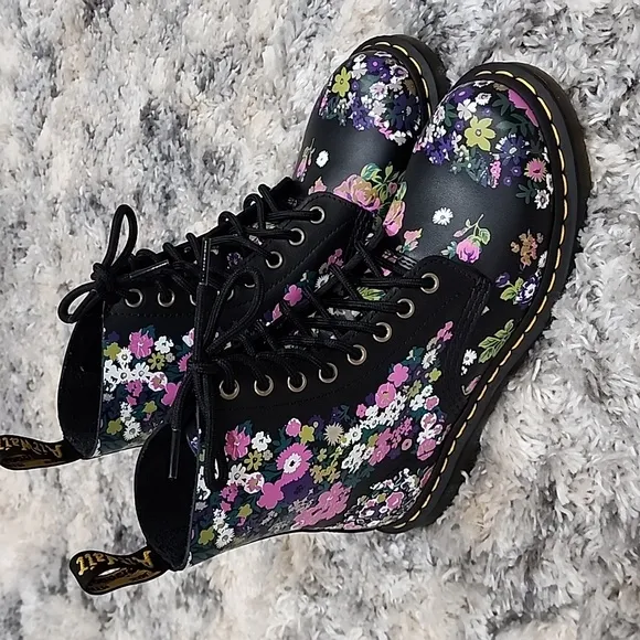 DR MARTENS SIZE 7