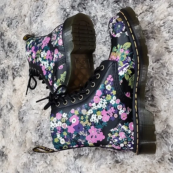DR MARTENS SIZE 7