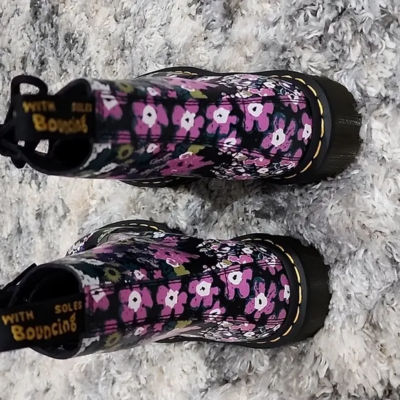 DR MARTENS SIZE 7